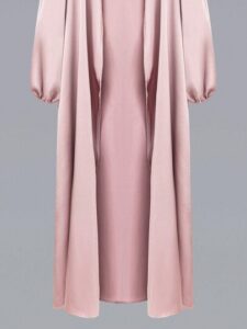 عباءة نسائية أنيقة من الساتان اللؤلؤي بلون موحد، بتصميم محتشم وأكمام طويلة، مناسبة للارتداء اليومي والسفر والحفلات.